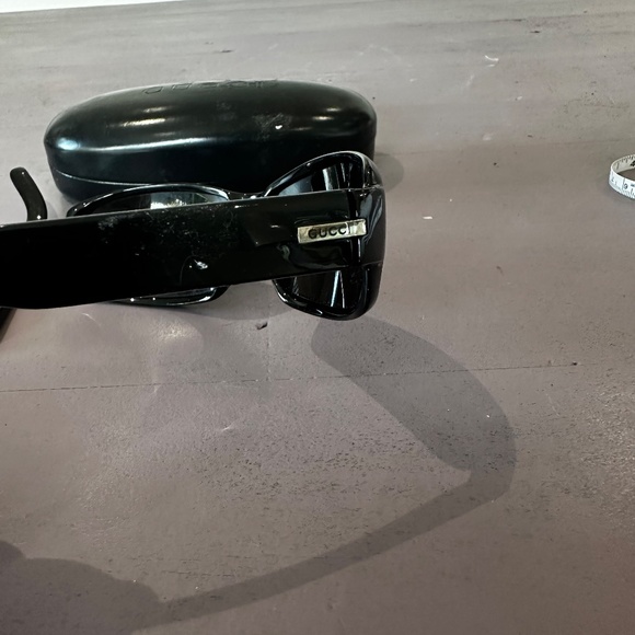 Gucci black sunglasses (need to be fixed) - Picture 3 of 8